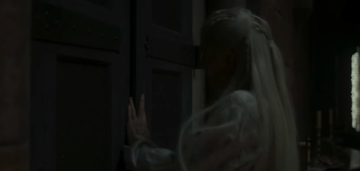 Rhaenys presses her hand against a locked door