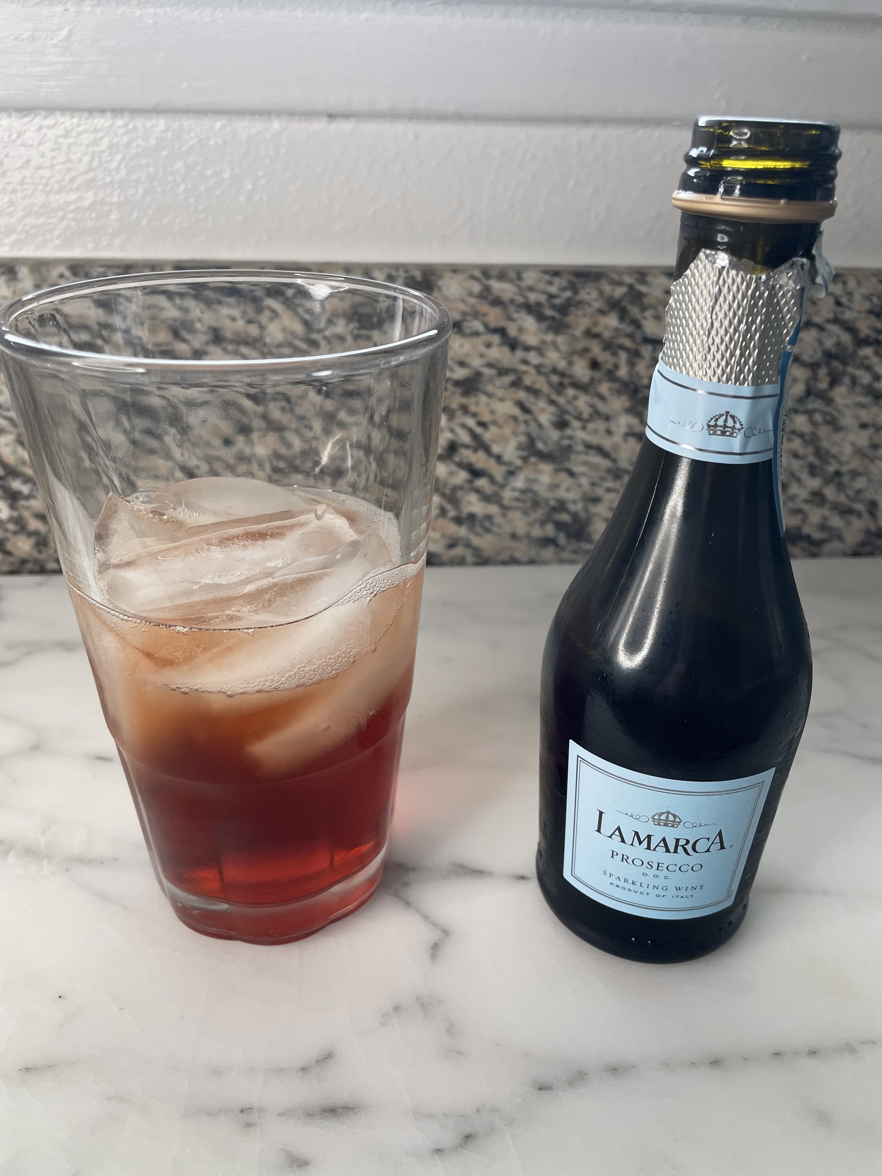 拉马卡·普罗塞克（Lamarca Prosecco）瓶子旁边的杯子