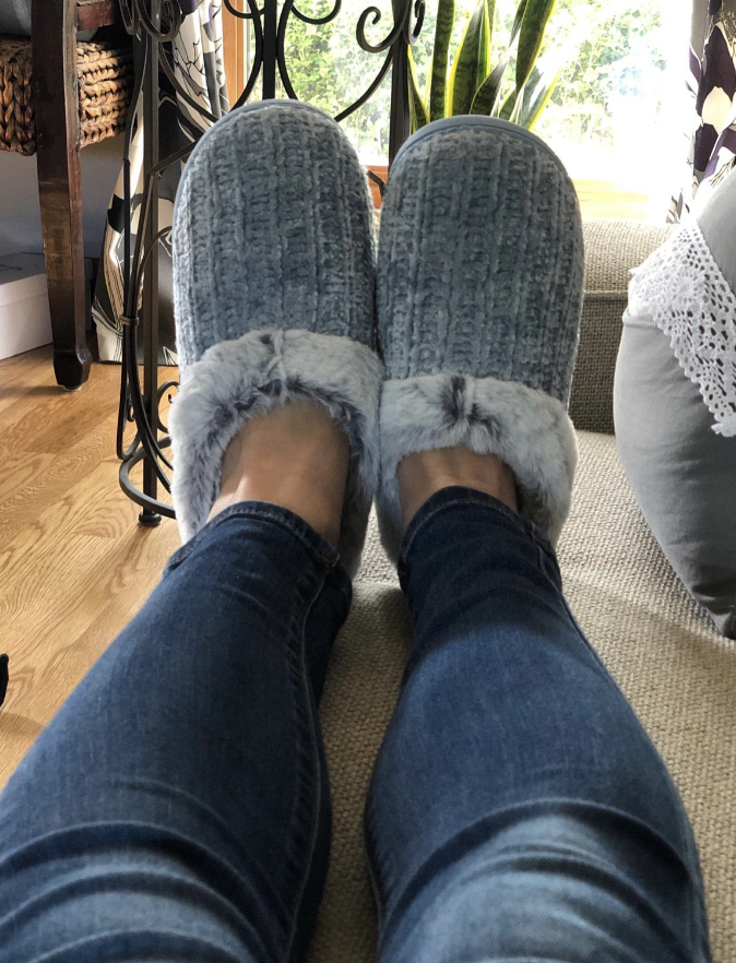 reviewer wearing slippers in grey color with jeans