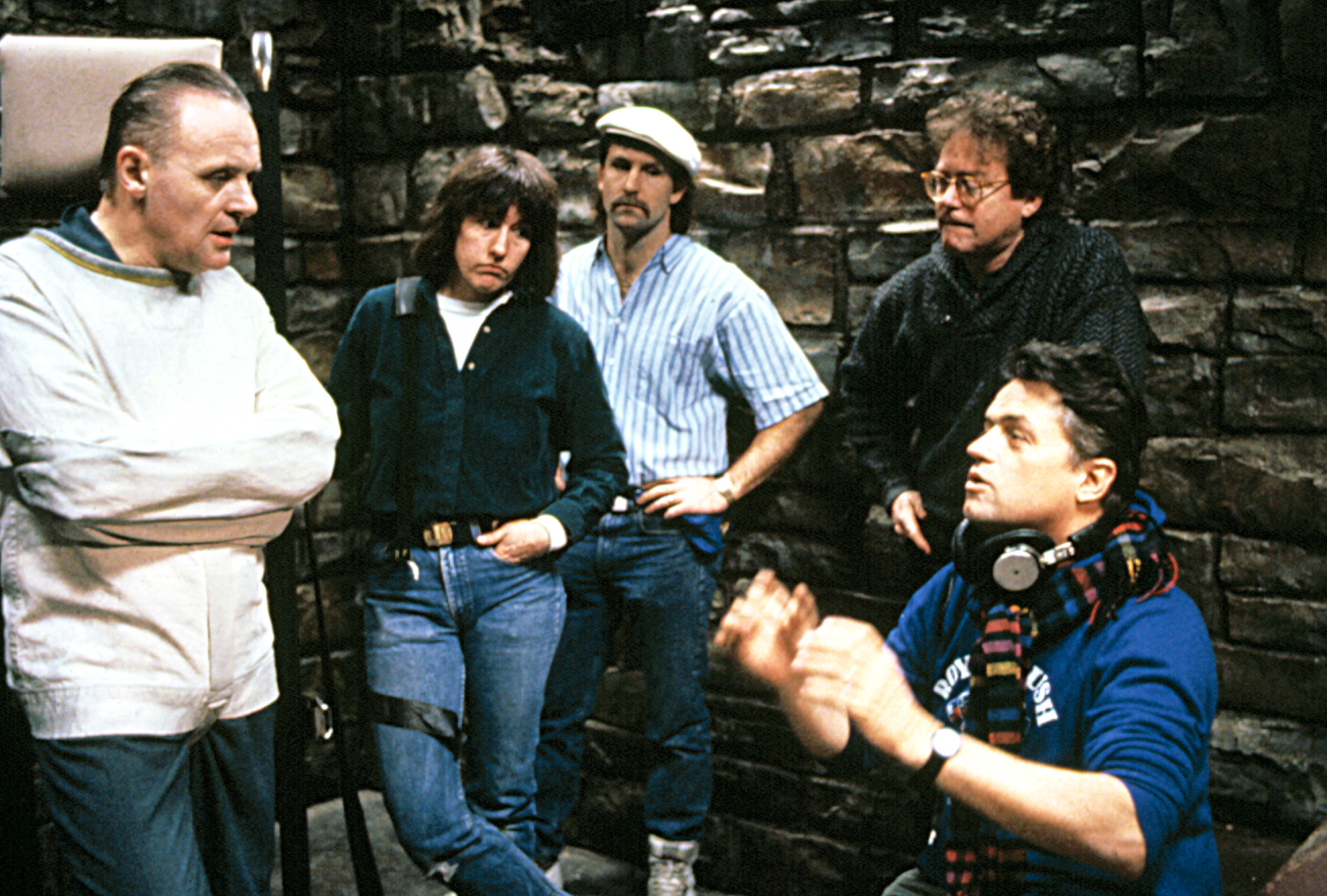 Anthony Hopkins, director Jonathan Demme, film crew on set