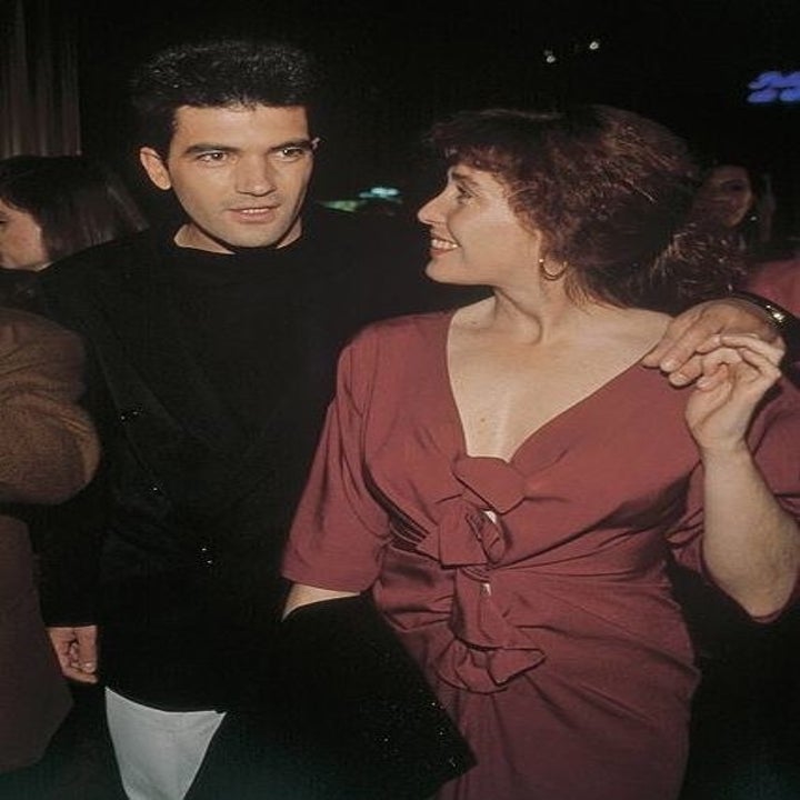 Antonio Banderas with his arm around a woman