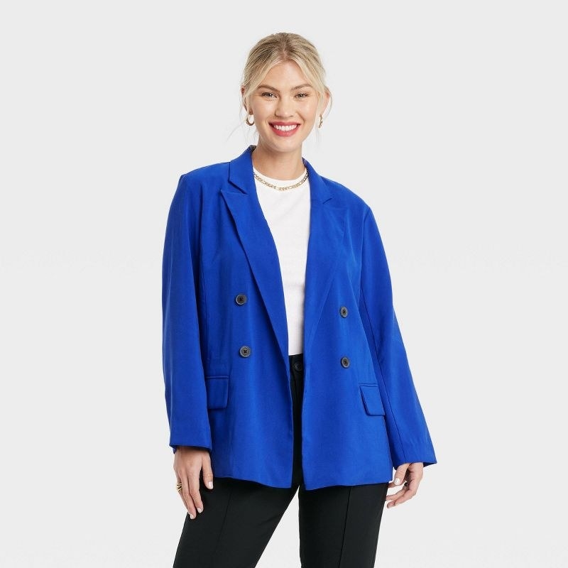 model wearing the jacket in blue