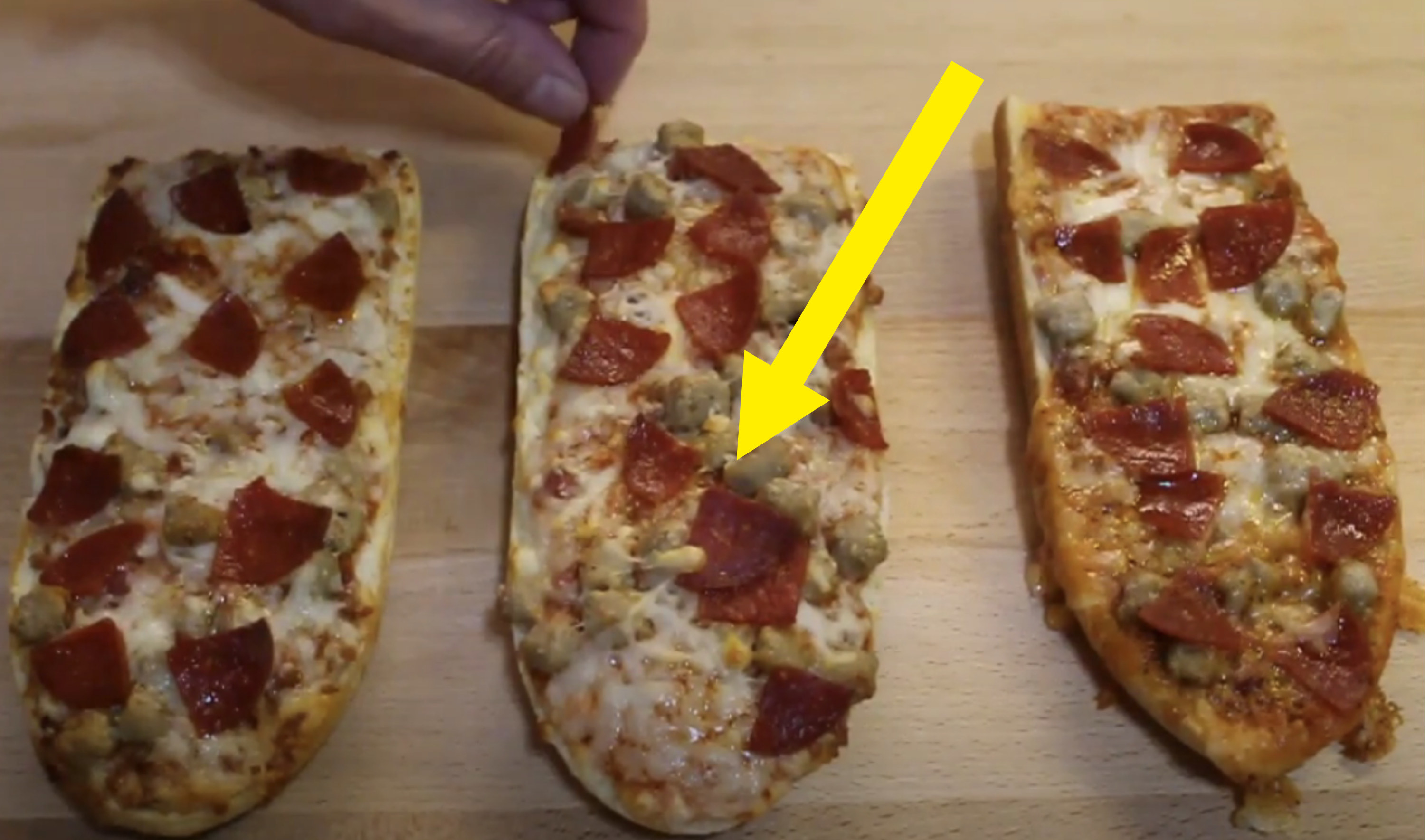 箭头指向法式面包披萨融化奶酪旁边金黄色的两个版本