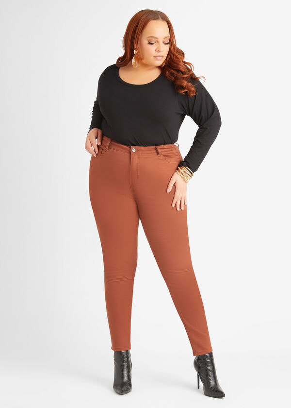 model in the brown skinny jeggings with black pointy stiletto boots and black  tee