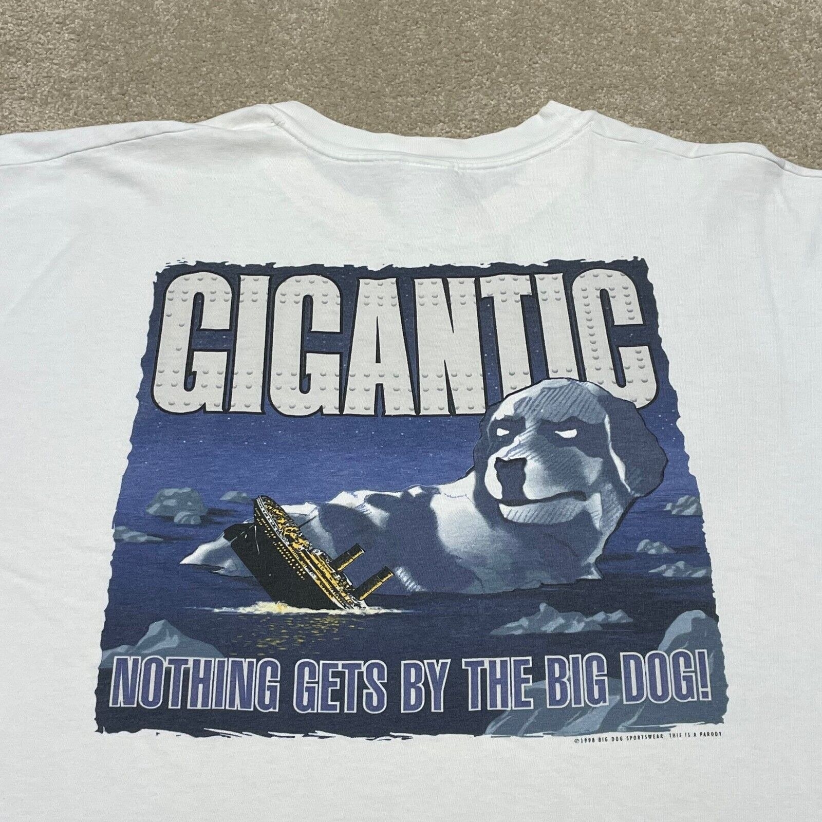 特写“Gigantic"t恤