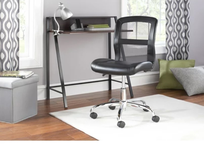 The office chair in Configuration I in the color Black