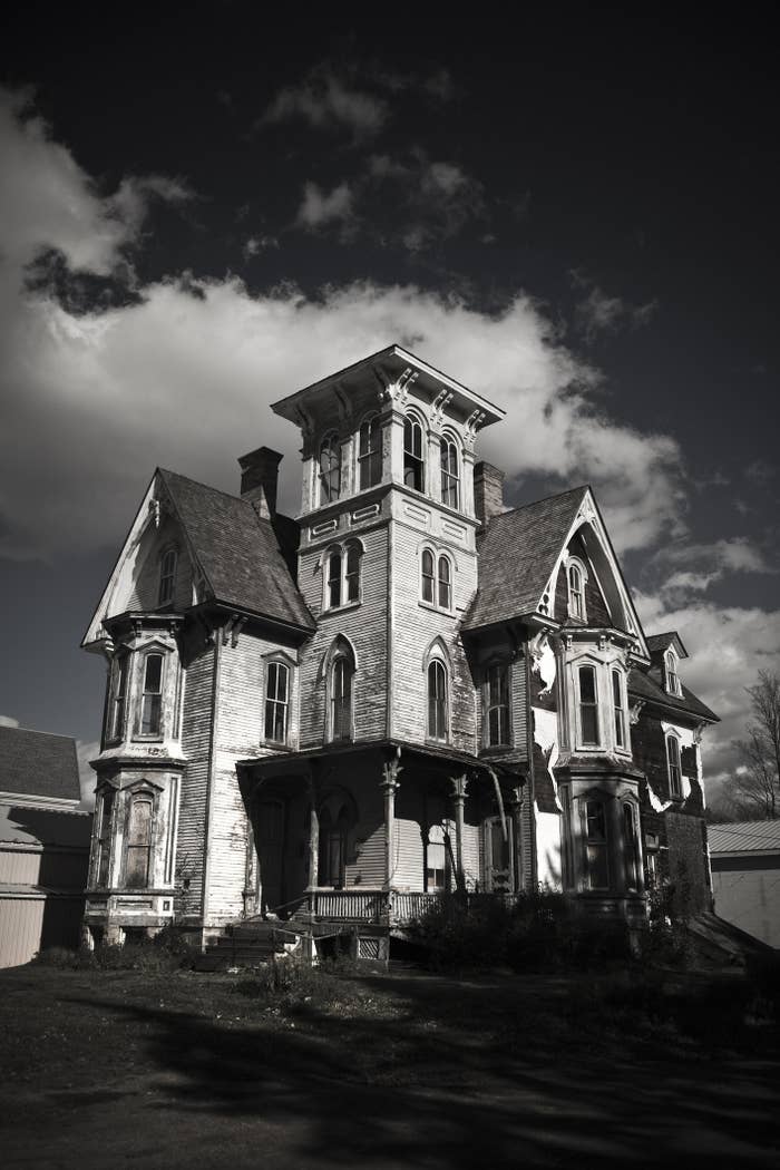 Scary-looking big house that looks like the Bates Motel
