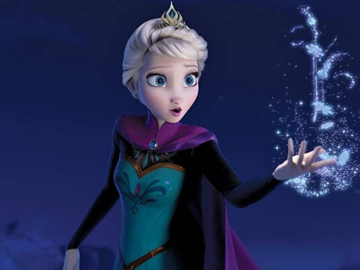 Escena de Frozen donde Elsa canta la canción de Let it go