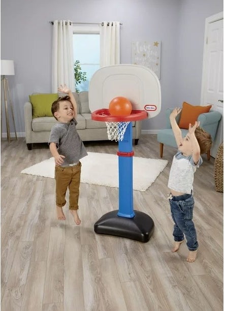 两个男孩打篮球在房子里面
