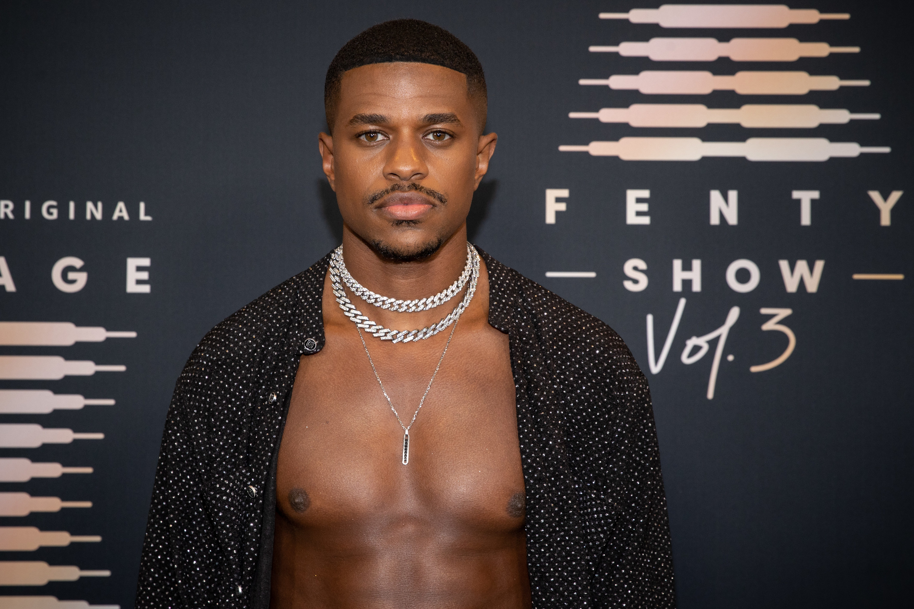 Jeremy bare-chested on the red carpet