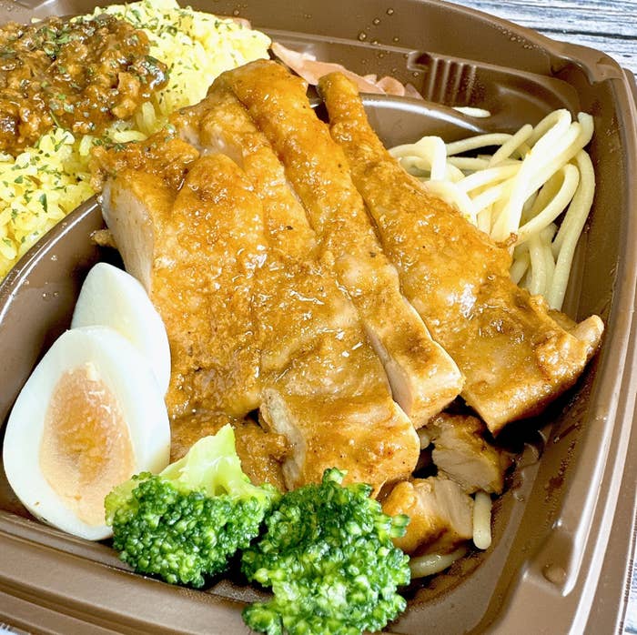 好きなもの全部入りじゃん セブンの よくばりプレート弁当 おかずのオンパレードで嬉しい 好きなもの全部入りじゃん セブンの よくばりプレート弁当 おかずのオンパレードで嬉しい