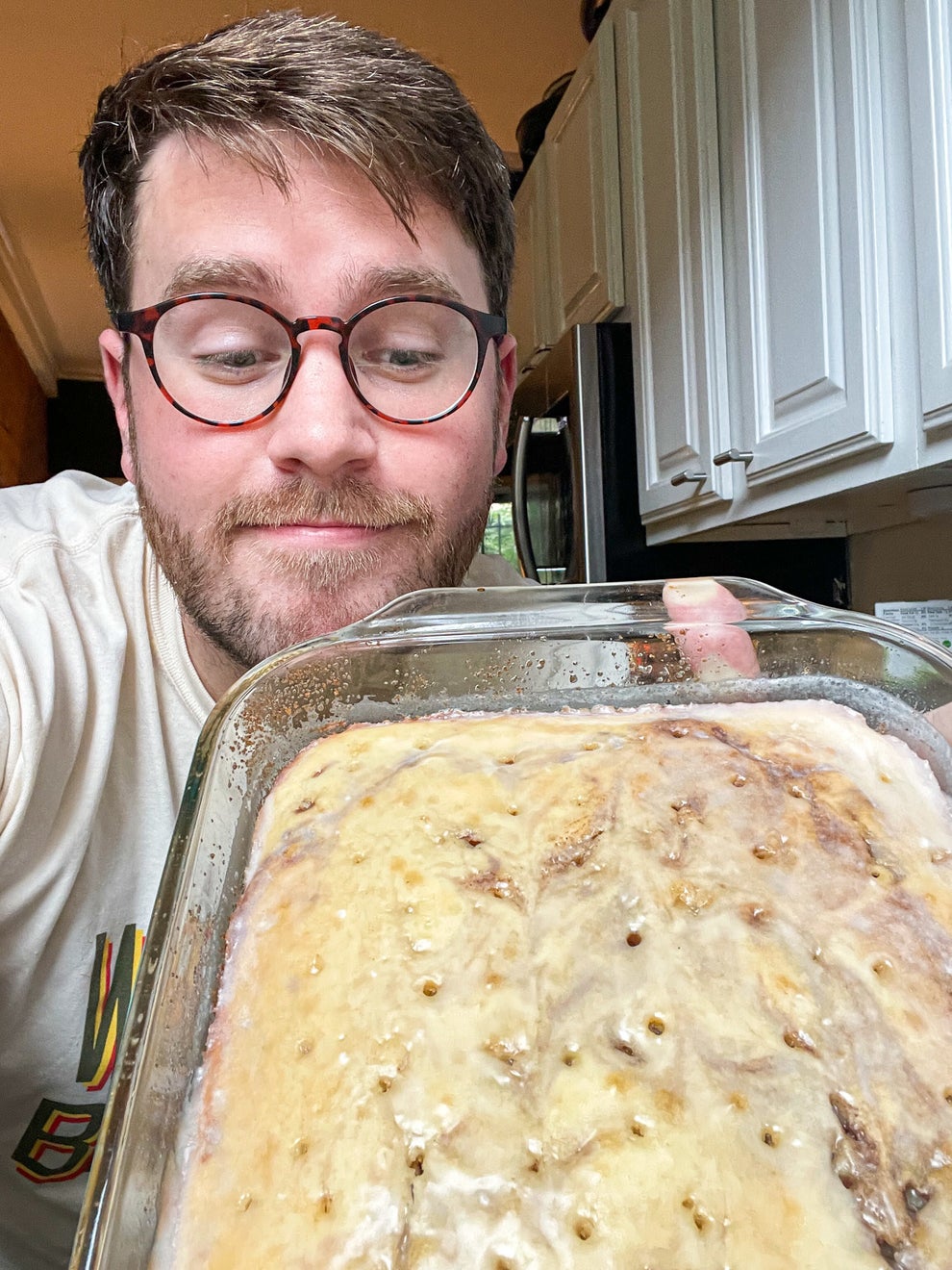 I Made The Viral Reddit Cinnamon Roll Cake And OMG It's Good