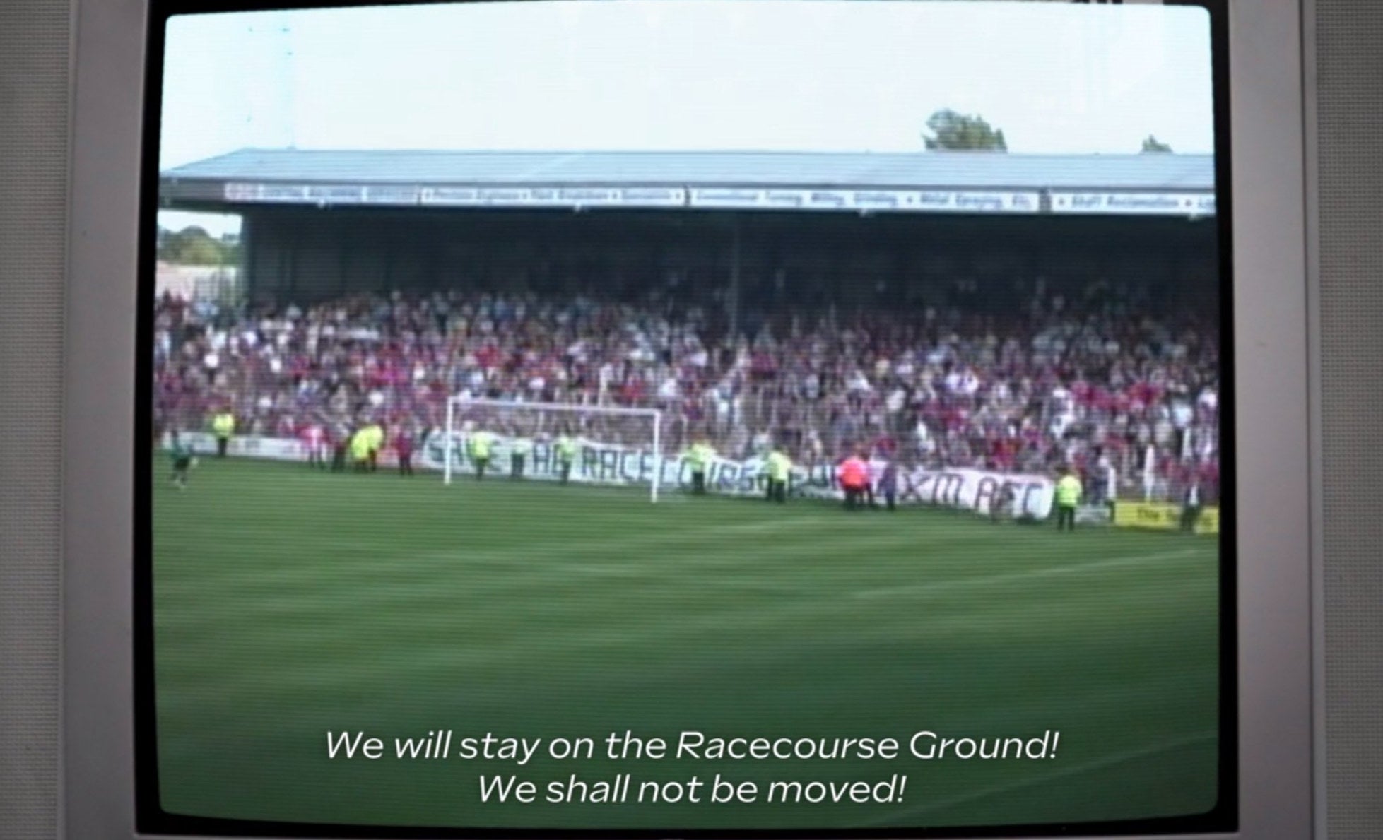 老雷克斯汉姆比赛录像,保存RACECOURSE"旗帜在球场