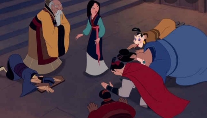 Escena de la película de Mulán en donde el emperador se inclina ante ella