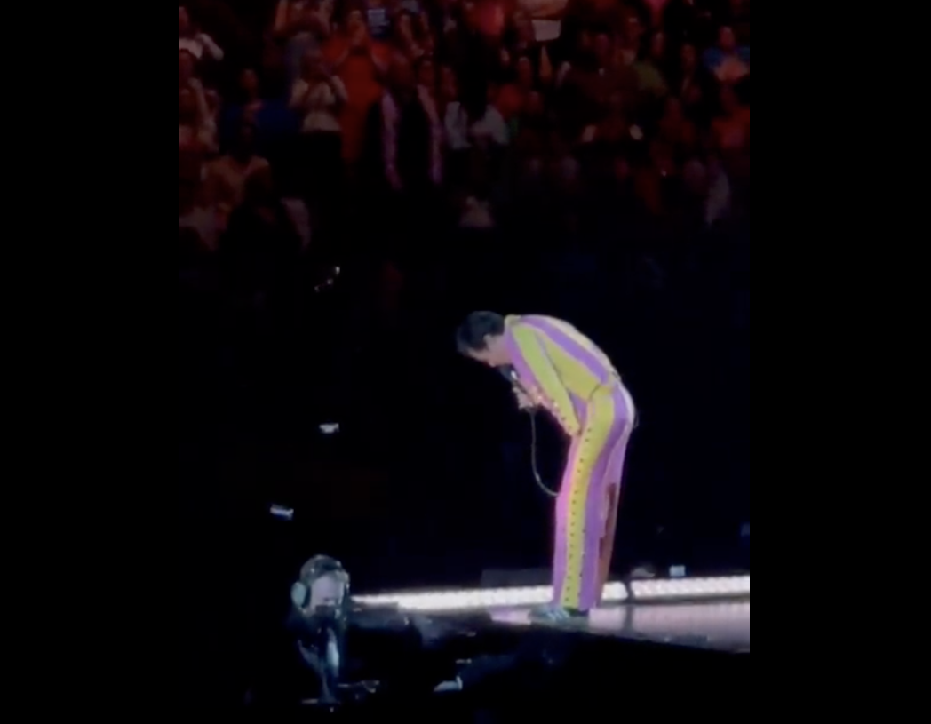 Harry Styles Hit With Bottle At Chicago Concert - 67