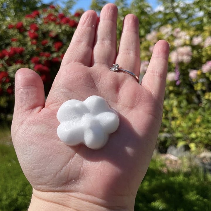 reviewer showing the flower shaped foam