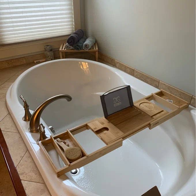 A freestanding bathtub caddy