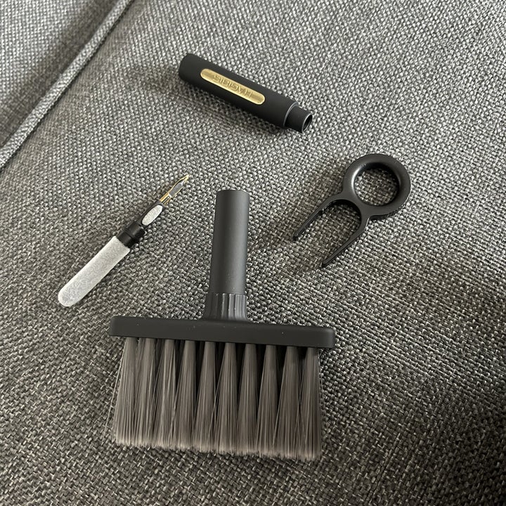 the brush in different pieces