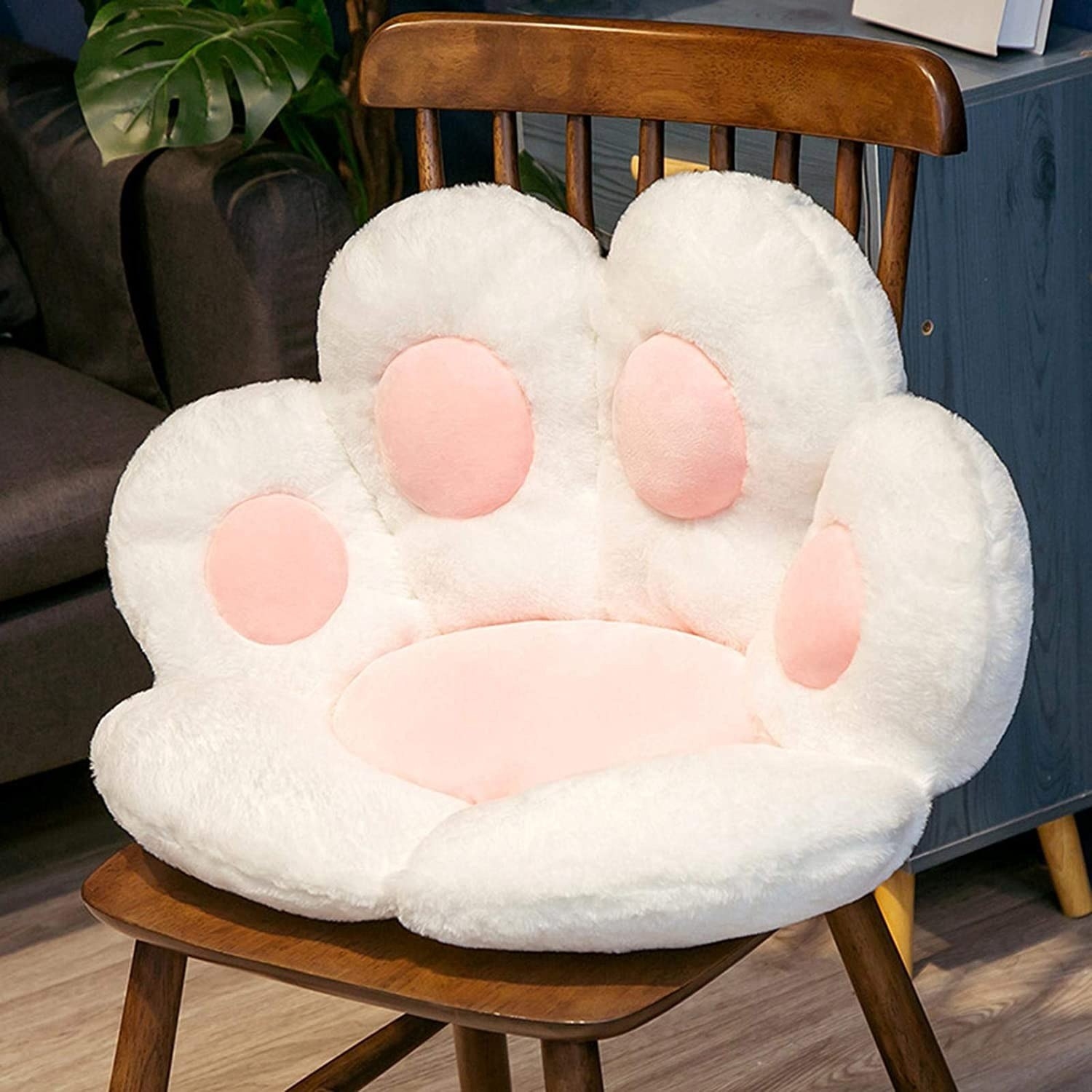 cojín gigante blanco y rosa en forma de pata de gato