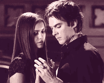 Escena de Vampire diaries donde Daemon y Elena bailan juntos