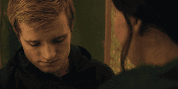 Escena de la película &quot;Sinsajo&quot; donde Katniss abraza a peeta antes de irse con gale