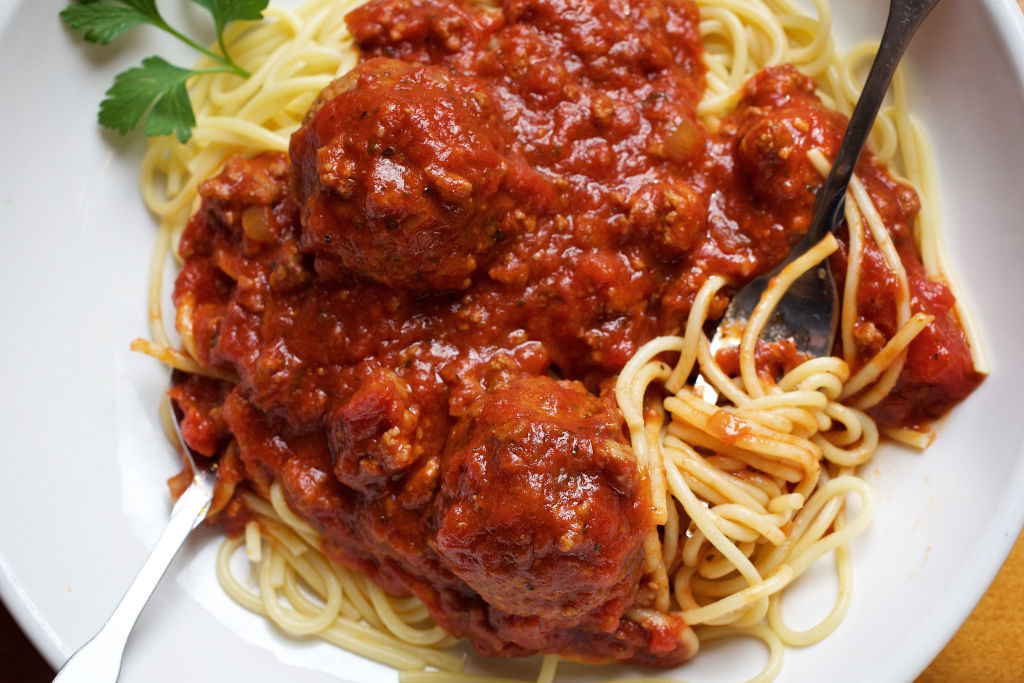 A plate of spaghetti and meatballs.