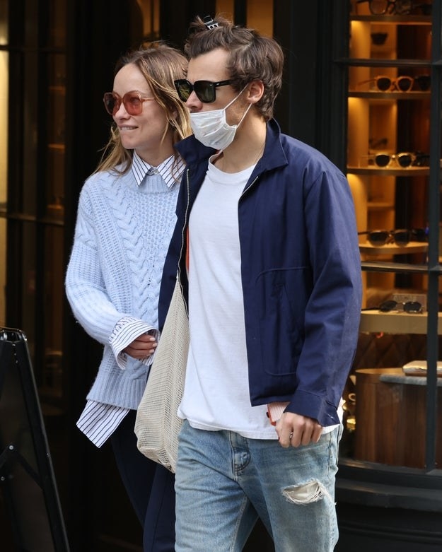 olivia wilde and harry style strolling on the street hand in hand