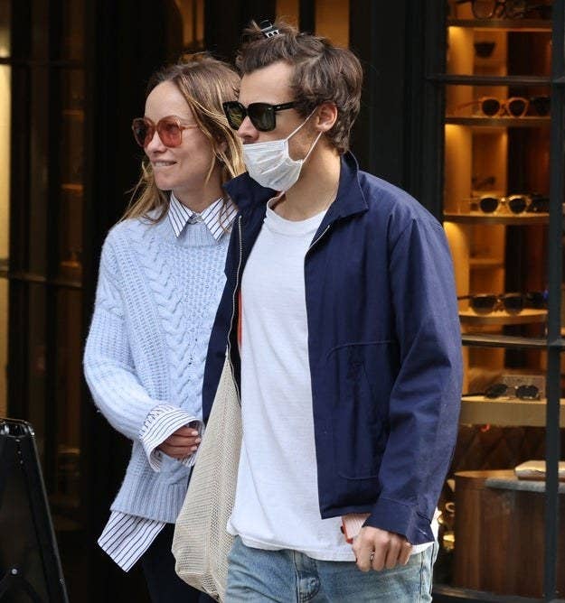 olivia wilde and harry style strolling on the street hand in hand