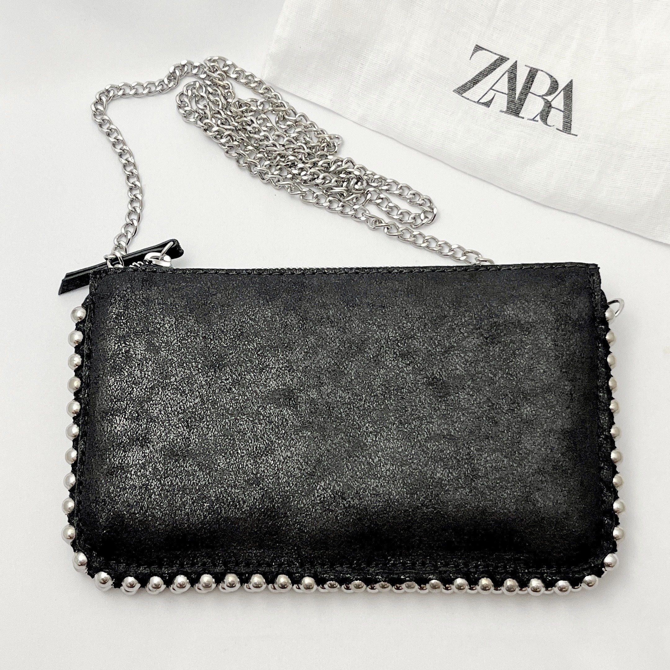 ZARA（ザラ）のおすすめレディースファッション小物「スタッズ付きブラッククロスボディバッグ」