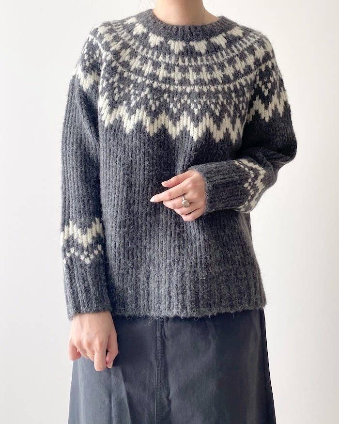 思わず即買いしちゃった！ユニクロ新作の「ざっくりニット」後ろ姿まで 