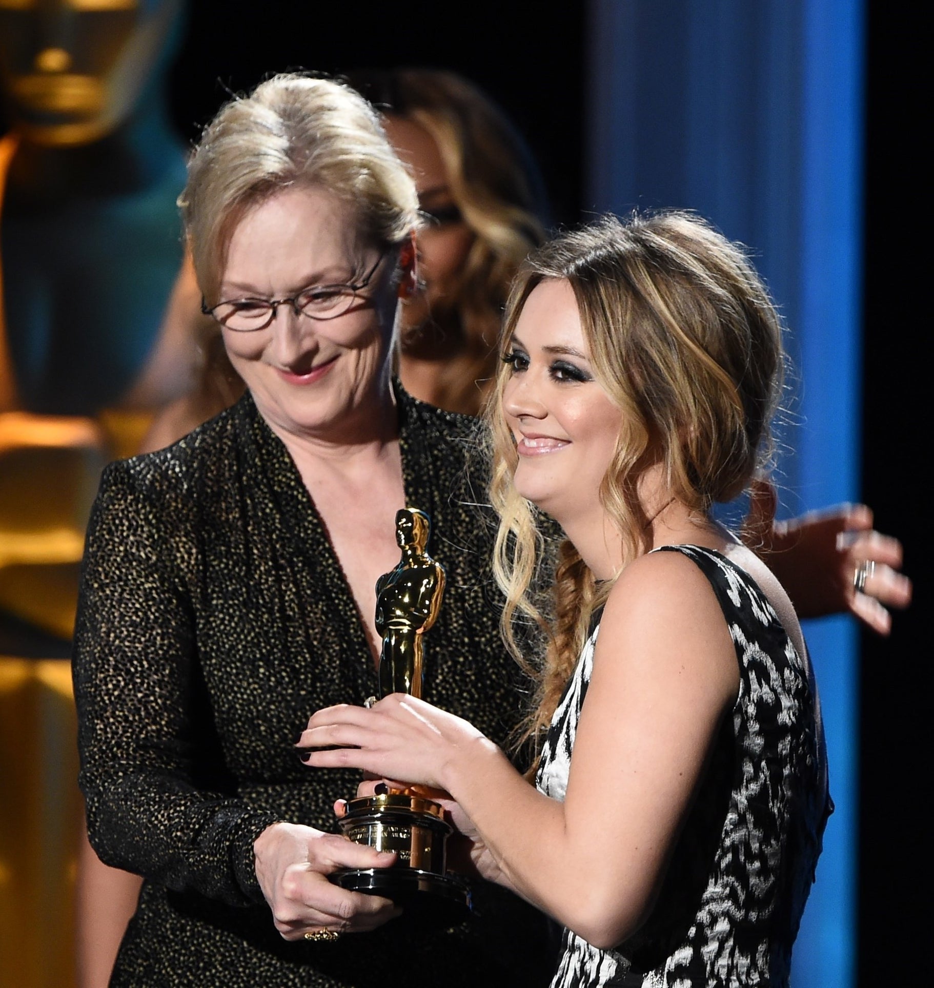 Billie Lourd handing Meryl her Oscar