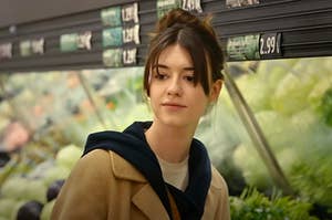 Daisy Edgar-Jones standing in the produce section of the grocery store as Noa in Fresh