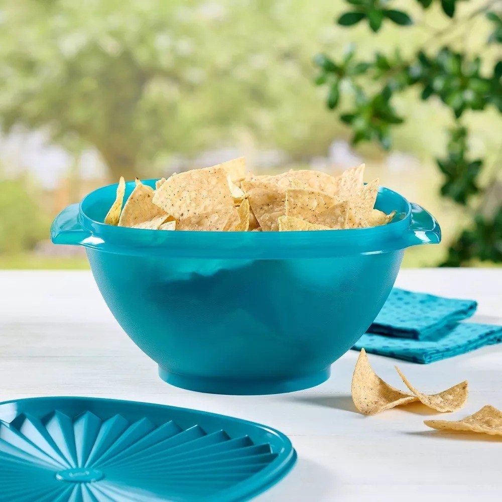 the tupperware bowl with chips inside