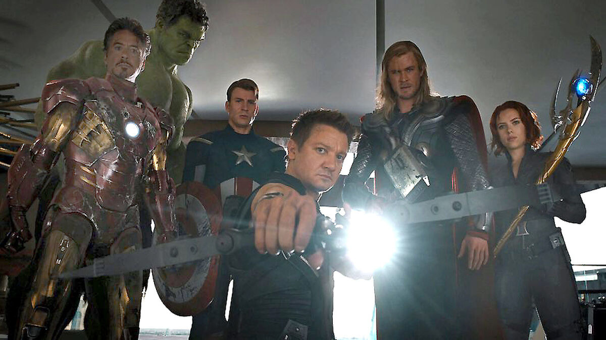 Escena final de la película Los Vengadores (2012) en donde todos acorralan a Loki