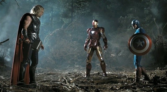 Escena de Capitán América, Thor y Iron Man en el bosque