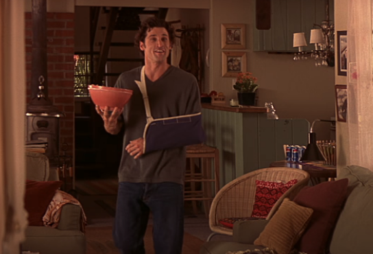 patrick dempsey holding a bowl of popcorn in a green kitchen in scream 3