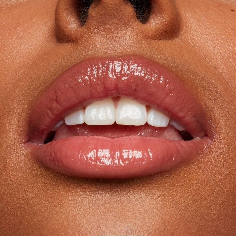 A person wering nude lip gloss