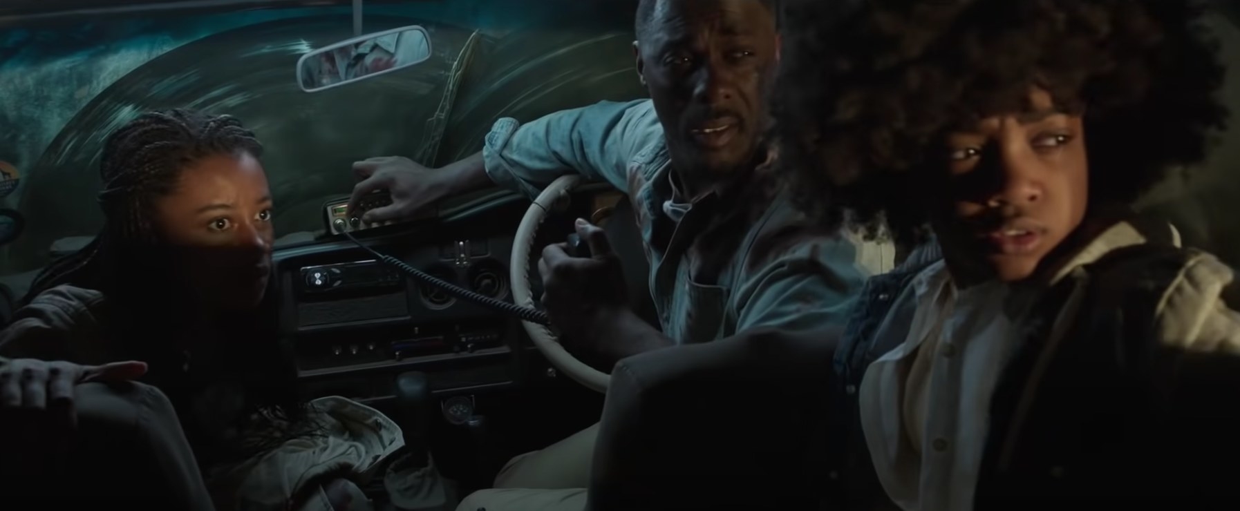 Nate and his daughters scared in the dark car in Beast