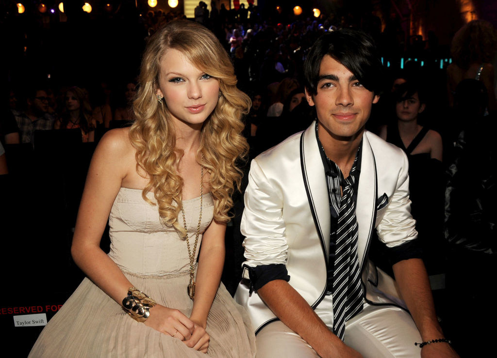 Taylor Swift and Joe Jonas sitting together