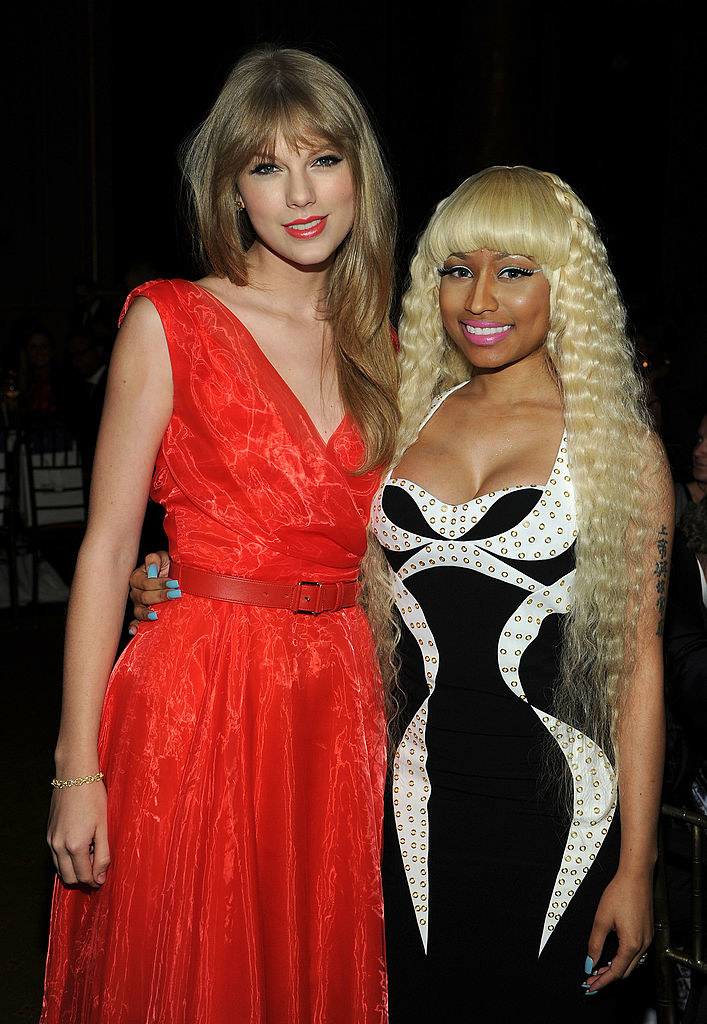 Taylor Swift and Nicki Minaj with their arms around each other