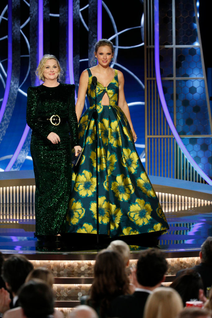 Amy Poehler and Taylor Swift presenting an award