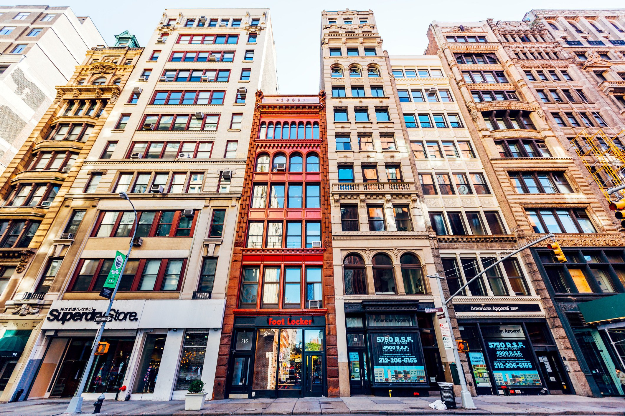 低角度的住宅和商店在纽约的公寓
