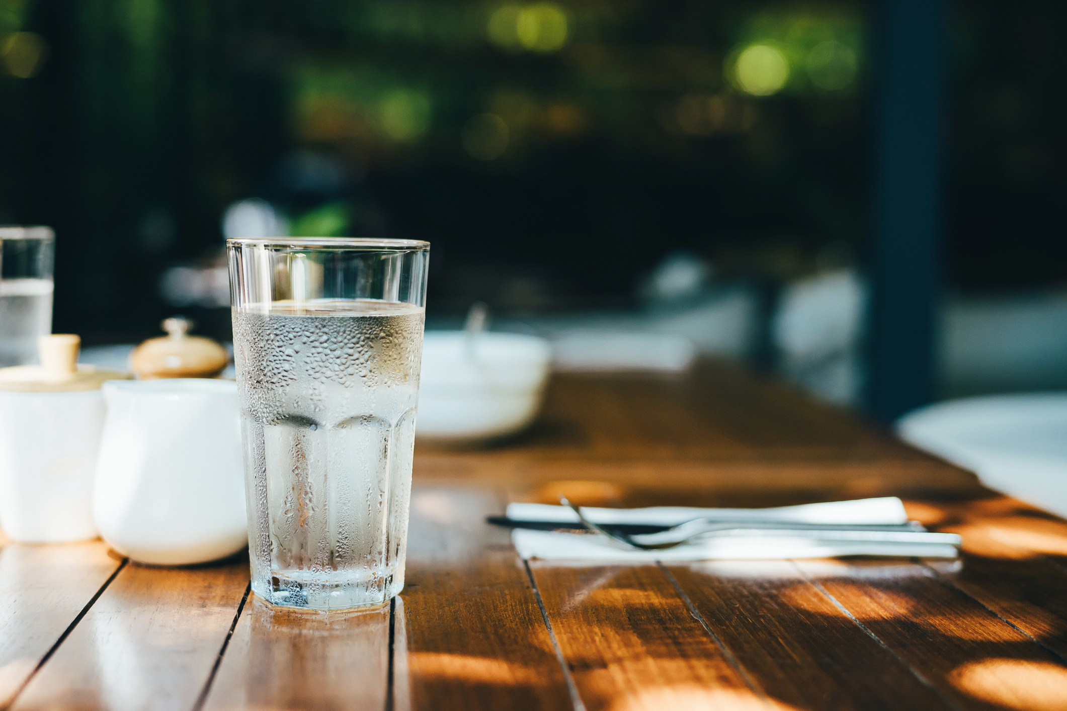 一杯水在桌子上一个露天餐厅