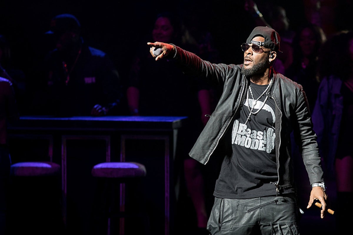 Parents Told Police Their Daughter Is Being Held Against Her Will In R.  Kelly's â€œCultâ€