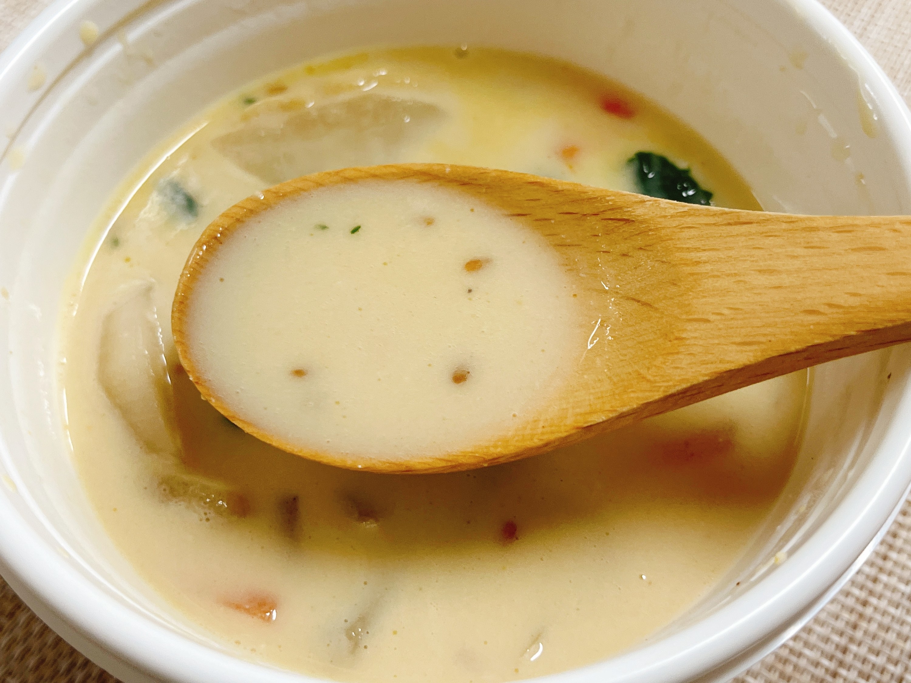 FamilyMart（ファミリーマート）のオススメのスープ「豆乳仕立ての根菜入りお味噌汁」
