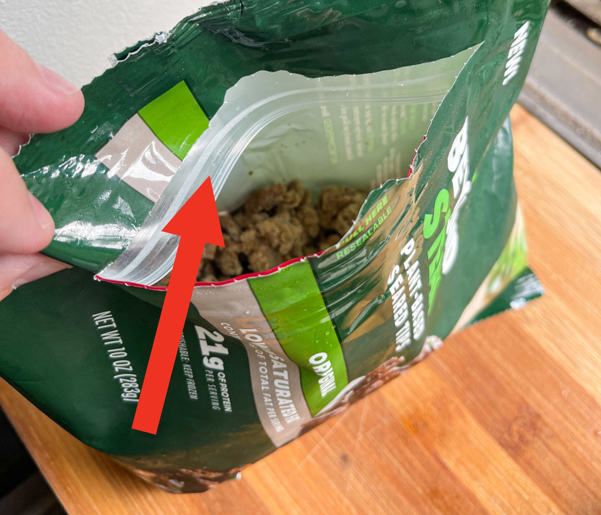 arrow pointing to hidden zipper in the beyond steak bag