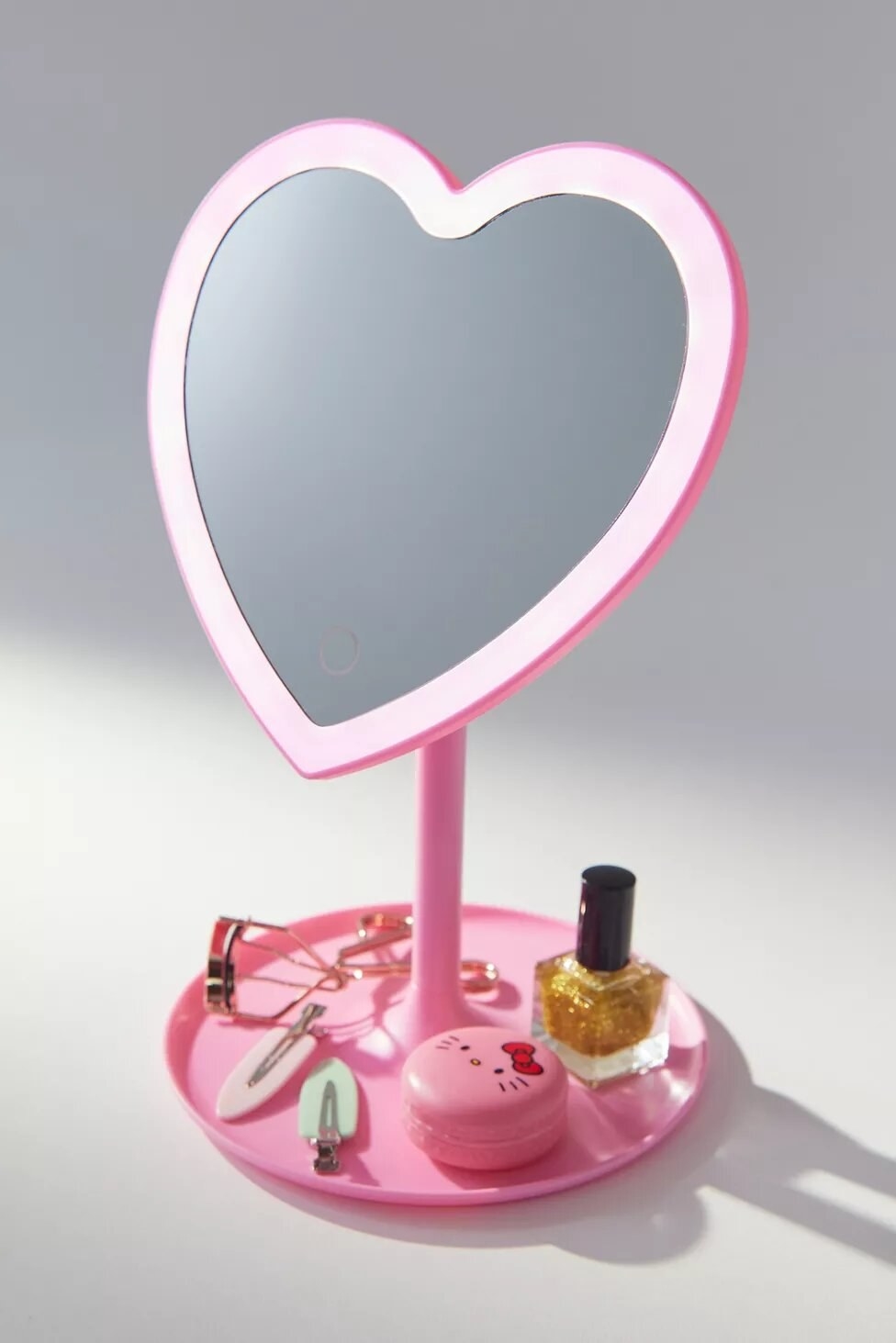 the mirror with accessories in the tray