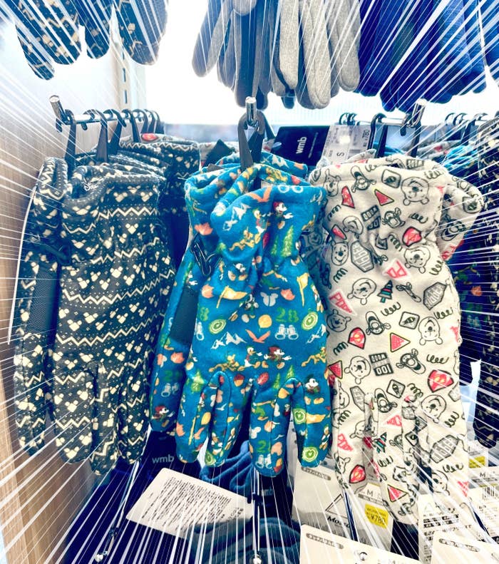 ミッキーがこんなところに ワークマンにまさかの ディズニー手袋 が売ってたんだけど