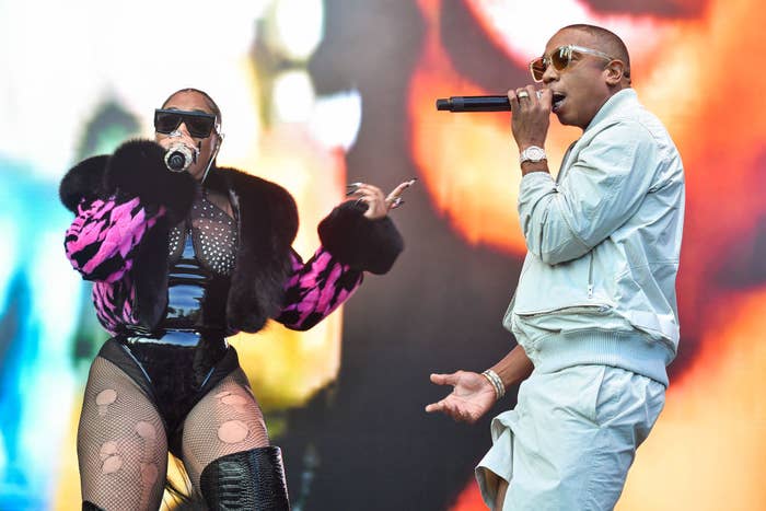 Ashanti and Ja performing together onstage