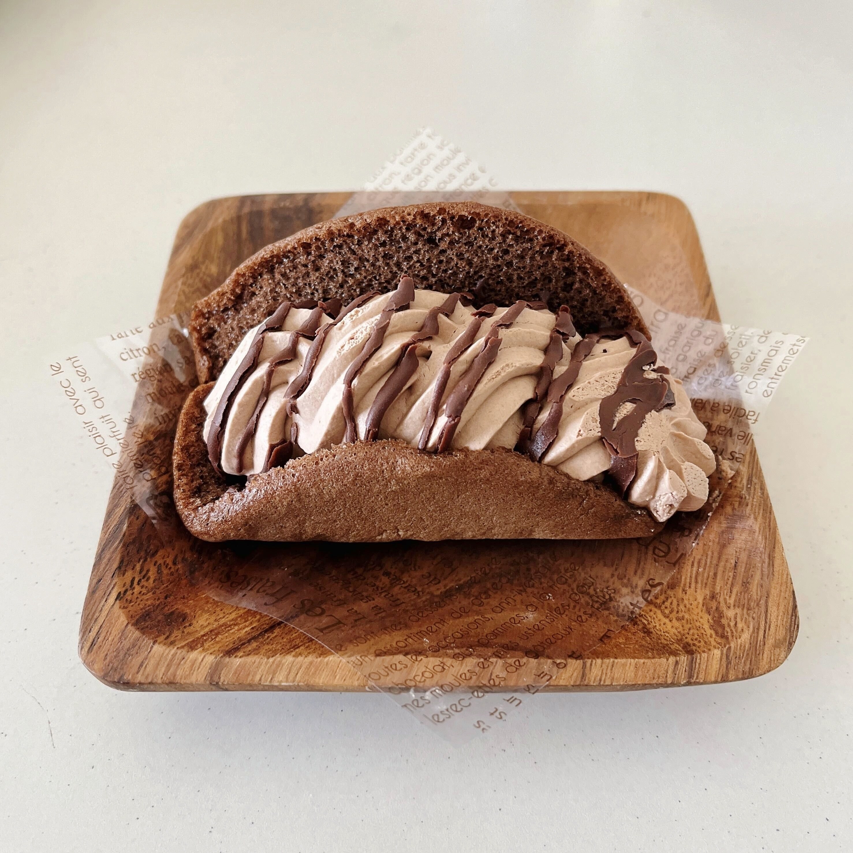 FamilyMart（ファミリーマート）のオススメのスイーツ「ふわふわケーキオムレット　ショコラ」